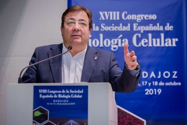 El presidente de la Junta destaca la importancia de los medicamentos biológicos frente a los químicos en la medicina actual.