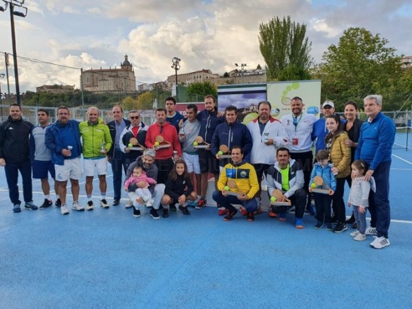 El Club de tenis Cauria ha acogido este fin de semana el campeonato de Extremadura para veteranos