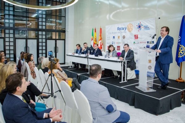 Fernández Vara participa en la conferencia-coloquio organizada por Rotary Club en Cáceres