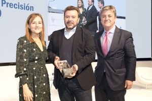 El investigador extremeño Adrián LLerena recibe el galardón de la Fundación Instituto Roche por el proyecto MEDEA