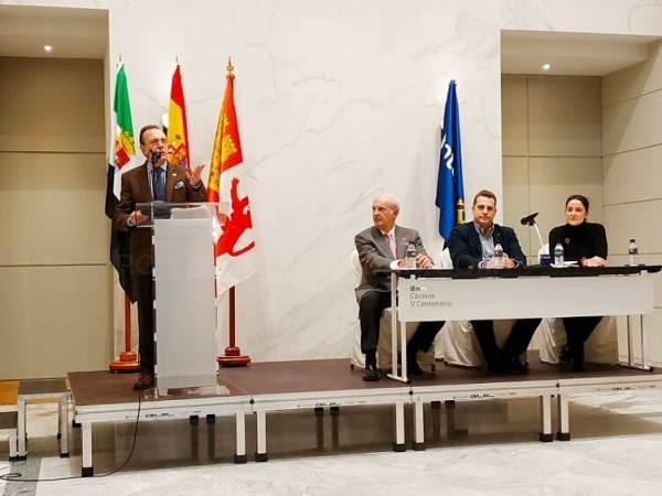Franquete explica su visión de la Navidad en una conferencia de los Rotarios cacereños