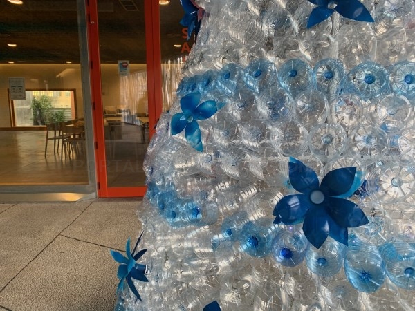 Árbol de navidad con material plástico