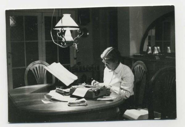 María Moliner, la mujer que escribió sola y a lápiz, un diccionario dos veces más largo que el de la RAE