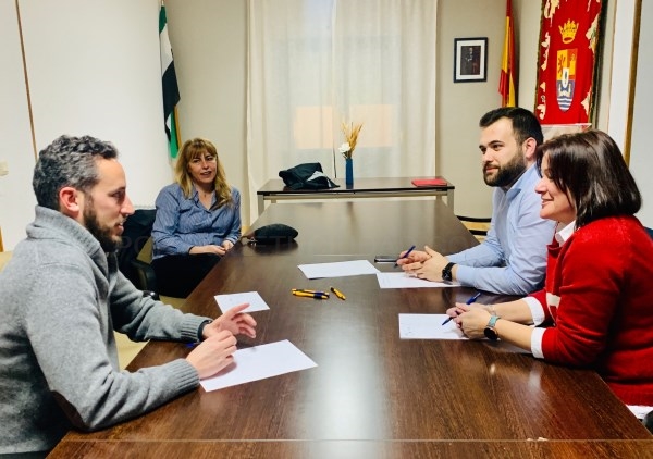 Luis Salaya, se reúne con la alcaldesa de Valdesalor para retomar las obras de accesibilidad
