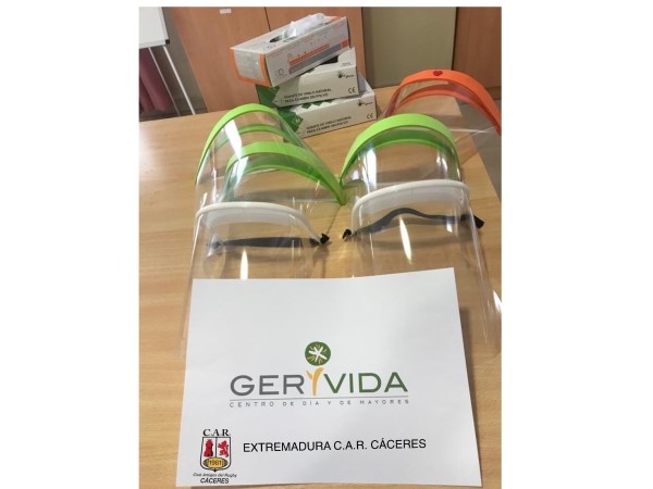 Donación de pantallas protectoras y guantes por parte del Extremadura CAR Cáceres
