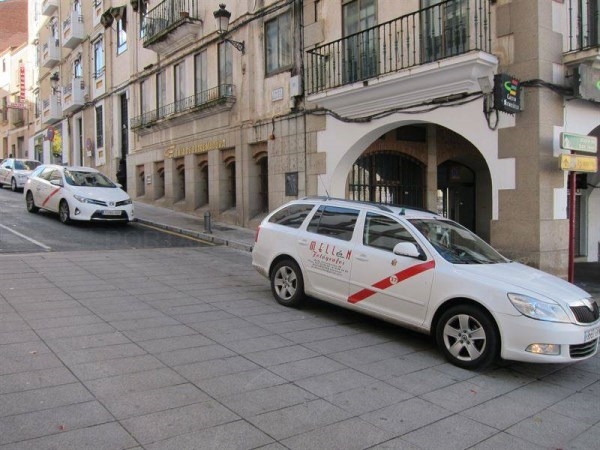 El Ayuntamiento reparte 800 mascarillas entre los taxistas y trabaja para que puedan acogerse a las ayudas municipales