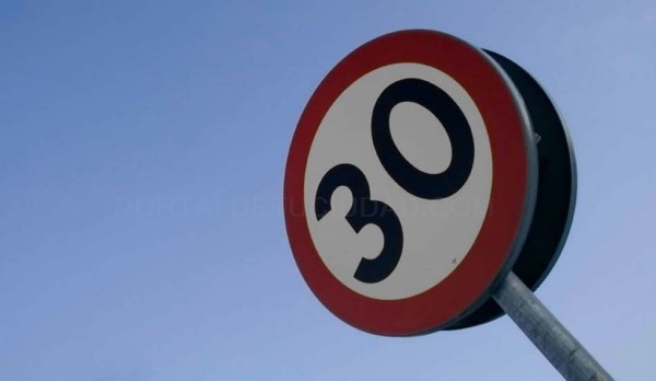 El Ayuntamiento recomienda que los vehículos circulen a menos de 30 kilómetros/hora en todo el casco urbano