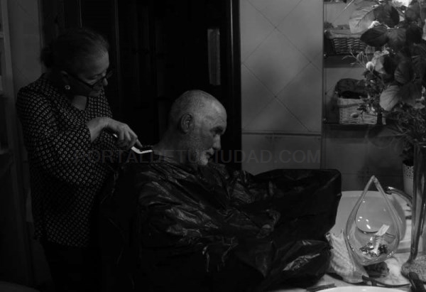 La imagen 'Amor en sombras' de Jonás Giraldo gana el certamen de fotografía 'Los confines de tu casa'