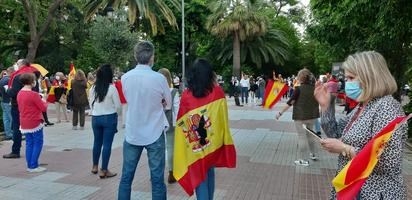 Agredido en Cáceres cuando portaba la bandera de España y una camiseta con el lema: 'Sánchez, dimisión'