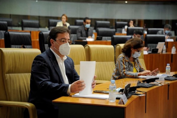 Fernández Vara avanza que la Junta trabaja en una batería de medidas para fomentar la conciliación y la corresponsabilidad de las familias