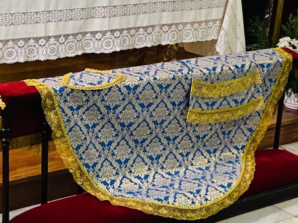 Rotary Cáceres dona a la Virgen de la Montaña un manto con los colores azul y amarillo