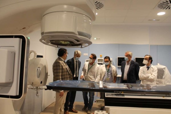 El Universitario de Cáceres completa la instalación del primer acelerador lineal donado por la Fundación Amancio Ortega