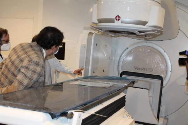 El Universitario de Cáceres completa la instalación del primer acelerador lineal donado por la Fundación Amancio Ortega