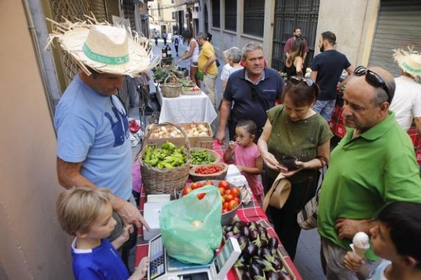 Amigos de la Ribera propone el mercadillo de frutas y verduras en la Plaza Mayor