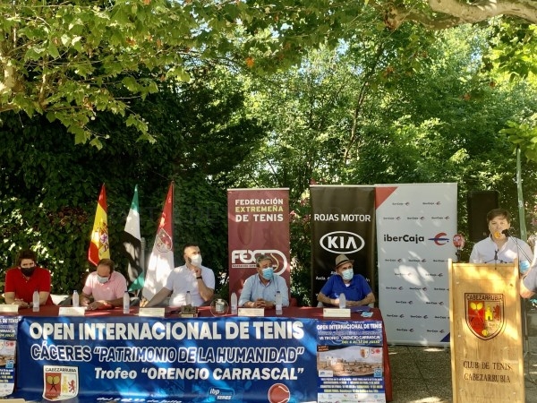 El alcalde de Cáceres destaca la labor y la trascendencia deportiva del club de tenis Cabezarrubia