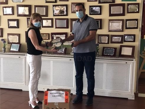 El Club Rotary Cáceres dona material sanitario a las residencias