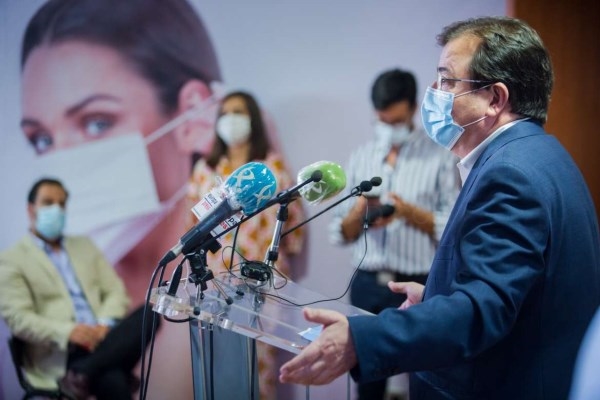 Fernández Vara destaca el papel de las empresas como uno de los valores esenciales de la democracia moderna para el crecimiento