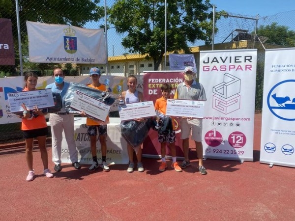 Alejandra Pinilla y Alvaro Fernández se proclaman campeones de Extremadura alevín al vencer en la final a Deborah Torres y Rodrigo Navarrete respectiv