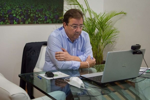 Fernández Vara aboga por facilitar la instalación de empresas en la región
