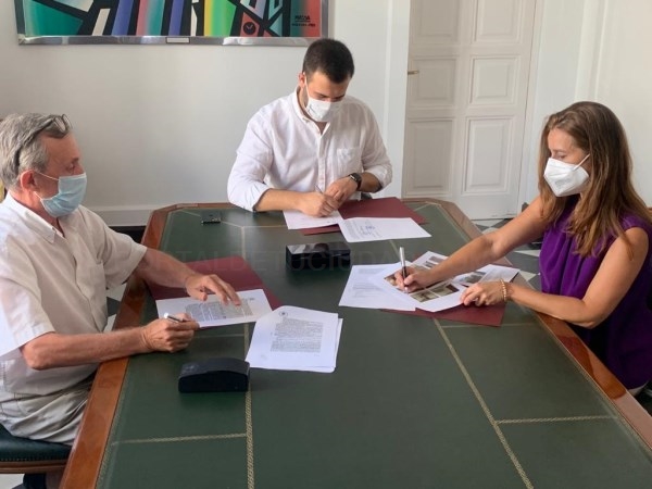 El ayuntamiento de cáceres firma la reversión de los terrenos que formaban parte del centro de tráfico