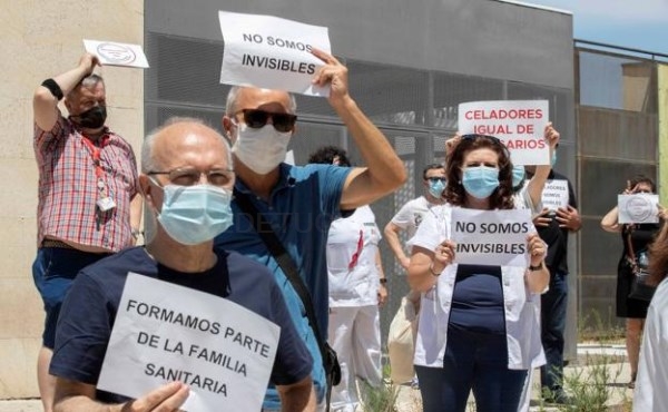 Los celadores protestarán en Cáceres por ser considerados personal de bajo riesgo