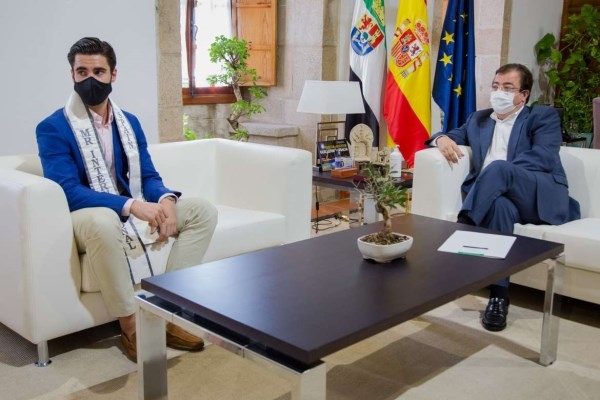 El presidente recibe al extremeño Manuel Romo, nuevo míster España 2020