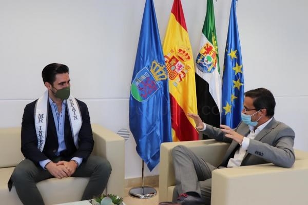 El presidente de la Diputación de Badajoz y el ganador del certamen Mister International Spain 2020 han mantenido un encuentro en Mérida