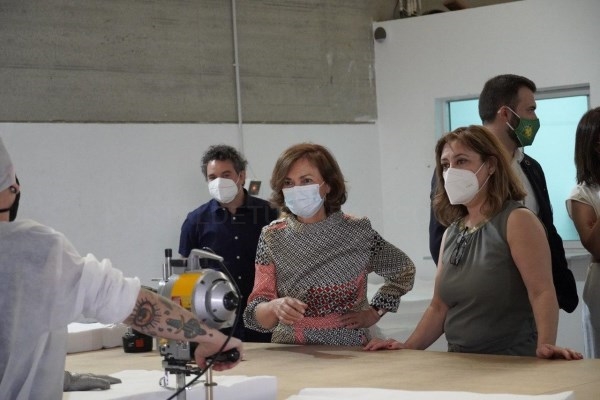 La vicepresidenta primera del gobierno de españa, carmen calvo, visita el taller donde la empresa extremeña medycaf produce prendas de protección sani