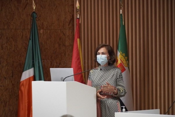 La vicepresidenta primera del gobierno de españa, carmen calvo, asiste a la exposición del proyecto de implantación de la red 5g en cáceres