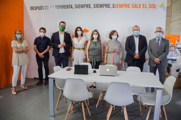 Rafael España y Carmen Calvo visitan la sede de la empresa de batas desechables MEDYCAF y las instalaciones de PCTEX en Cáceres