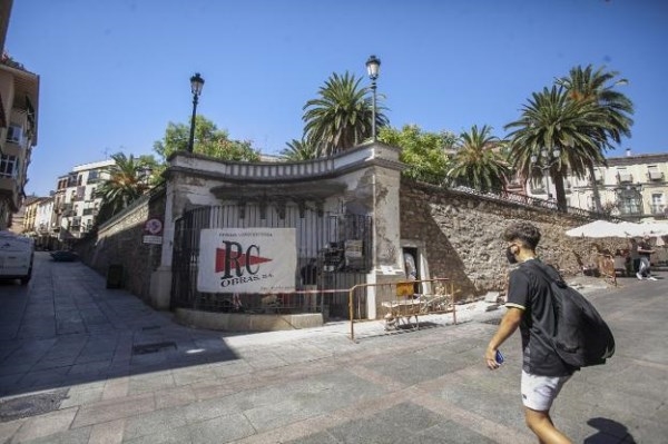 Restauran la fuente de la plaza de la Concepción tras décadas sin agua