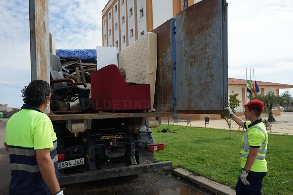 Las peticiones de recogida de muebles y enseres usados se multiplican en los últimos años