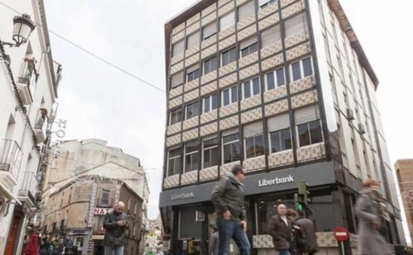 Varios trabajadores de Liberbank, en cuarentena tras un positivo en la oficina central de Cáceres