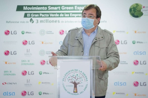 El presidente de la Junta suscribe la adhesión al Convenio de Reforestación en Villanueva de la Sierra