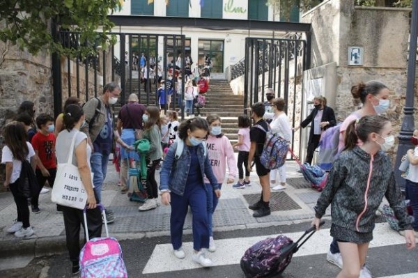 Las aceras estrechas y el tráfico dificultan los accesos en los colegios del centro de Cáceres