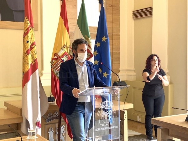 El Ayuntamiento reitera a la UEX que escalone las entradas a las clases para desplazar sin problemas a 1300 alumnos y alumnas
