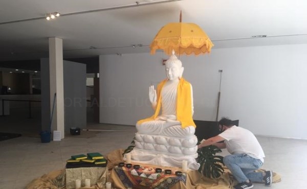 La estatua de Buda ya está en el Palacio de Congresos de Cáceres