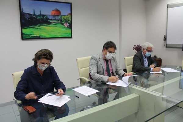 La Junta firma sendos convenios con COAAT y COADE para la formación de profesionales en materia de accesibilidad universal