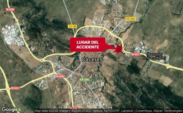 Politraumatizado un motorista al chocar contra la mediana de la avenida de la Universidad de Cáceres