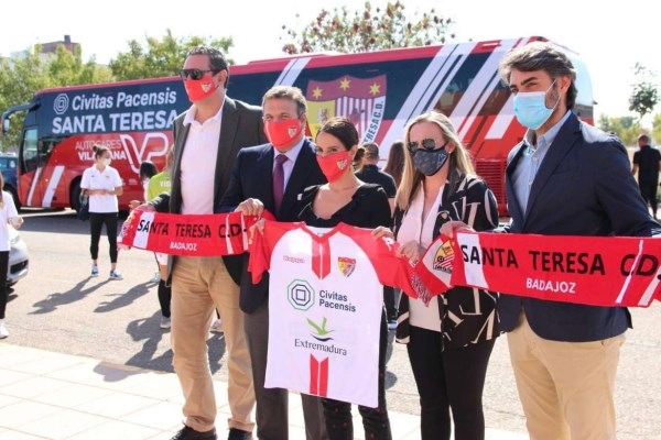 Flores resalta el papel del deporte femenino como referente social