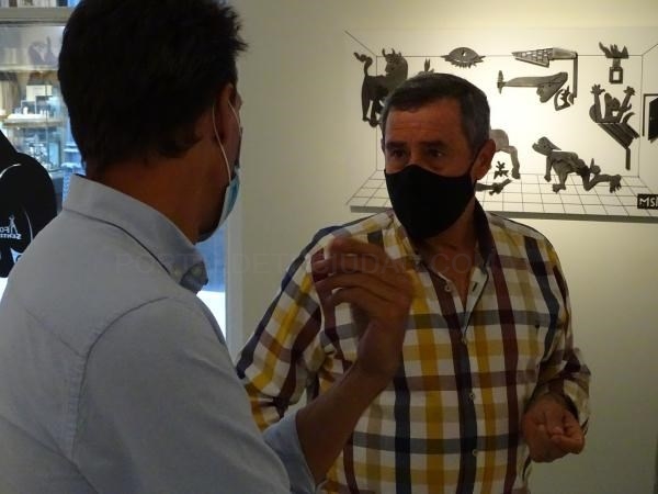 Manuel Sánchez Martín explica su obra a alumnos de la Escuela de Artes y Oficios