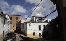Los cables afean la parte antigua de Cáceres a la espera de una nueva campaña de soterrado