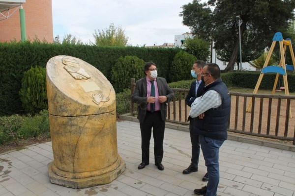 Descubierto un monolito que simboliza el aplauso a los sanitarios que luchan contra la COVID-19