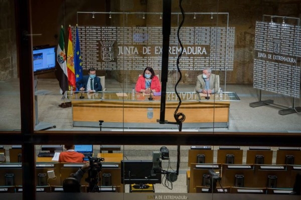 Junta de Extremadura y diputaciones firman un convenio para optimizar los caminos rurales y luchar así contra la despoblación