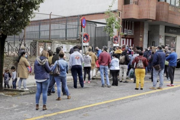 El Ayuntamiento de Cáceres limita al horario lectivo la prohibición de aparcar en los colegios