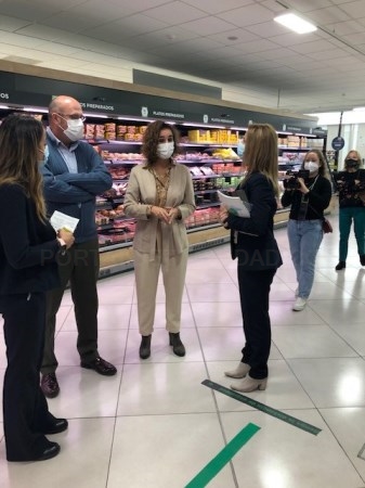 La consejera para la Transición Ecológica y Sostenibilidad visita el supermercado ‘verde’ de Mercadona en Badajoz