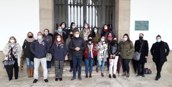El concejal de Turismo entrega los diplomas a los participantes en los cursos de formación en Covid 19 para el sector turístico