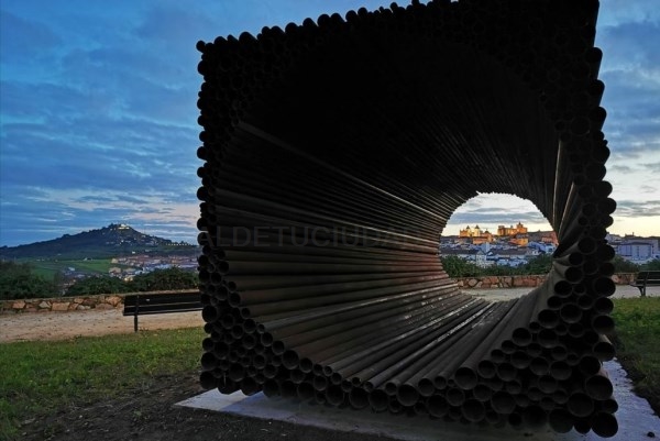 Se inaugura la exposición de César David Montero coincidiendo con la colocación de su escultura en el mirador de Infanta Isabel