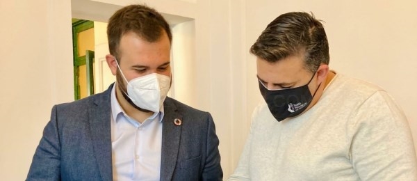 El alcalde recibe el Libro de Oro de la Música de manos del director de la Banda Sinfónica Provincial de Cáceres