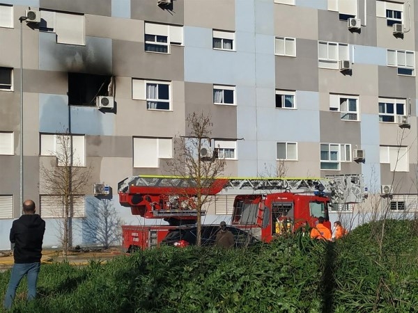 Un incendio calcina una vivienda en Cáceres